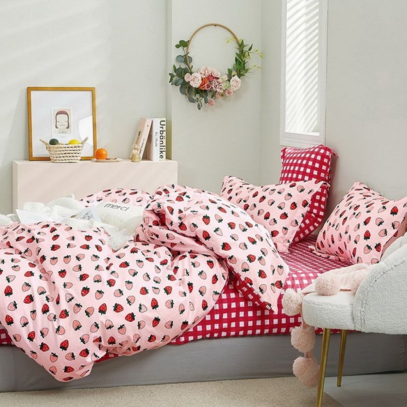 Lenjerie de pat roz cu motiv de căpșuni