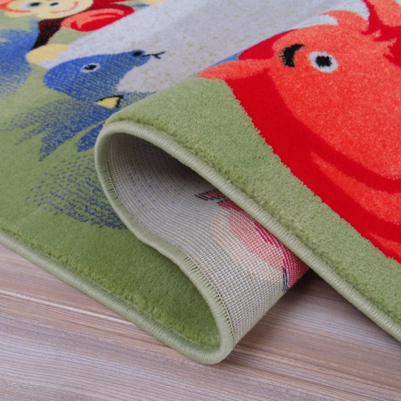 Зелено-бежов килим с животни за детска стая