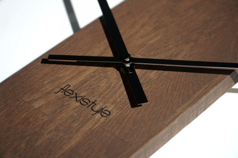 Braune Wanduhr aus Holz mit Durchmesser 50cm