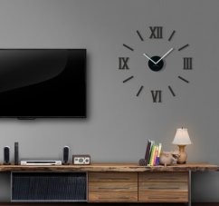 Stenska ura v črni barvi