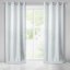 Fényes, fehér ablakfüggöny karikákra függesztve 140 x 250 cm