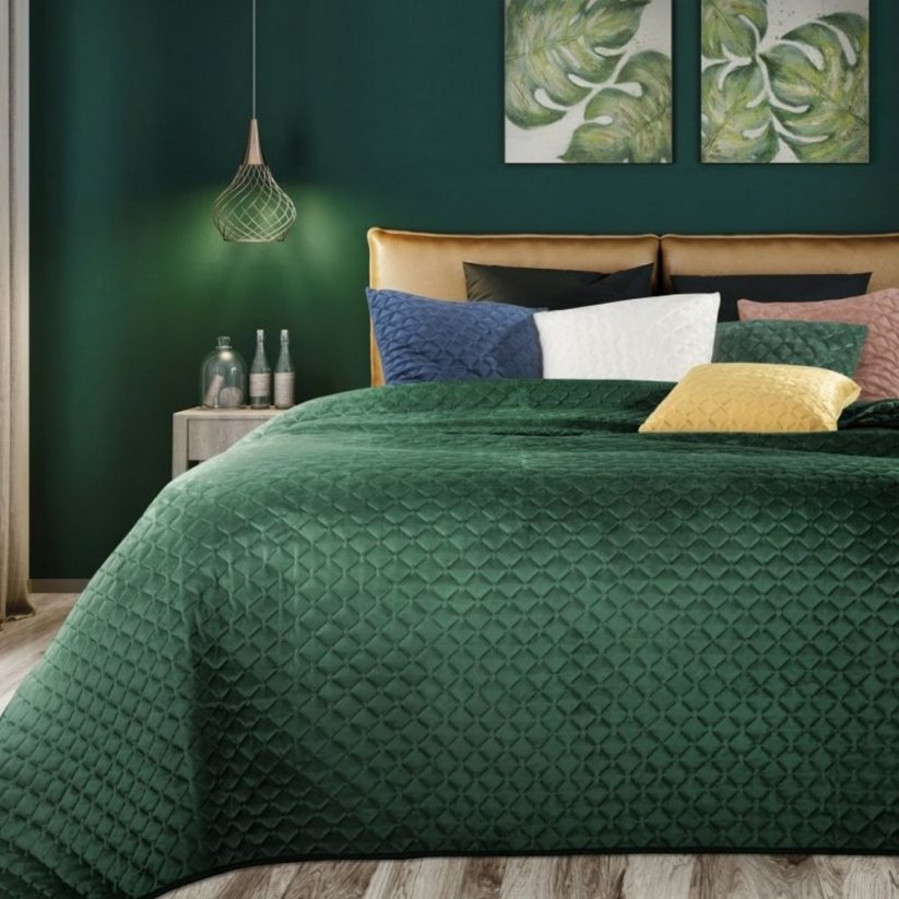 Cuvertură de pat elegantă pe un pat verde închis