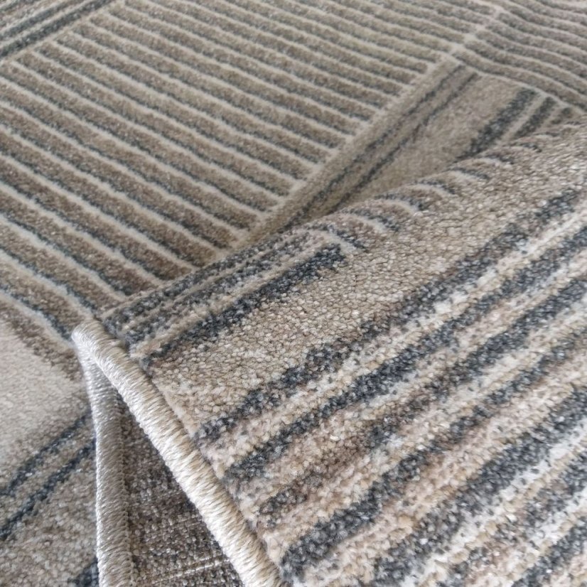 Bézs színű szőnyeg geometrikus mintákkal 