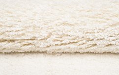 Hebký koberec bielej farby