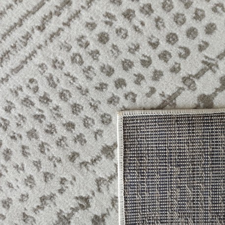 Dizajnový koberec s minimalistickým motívom