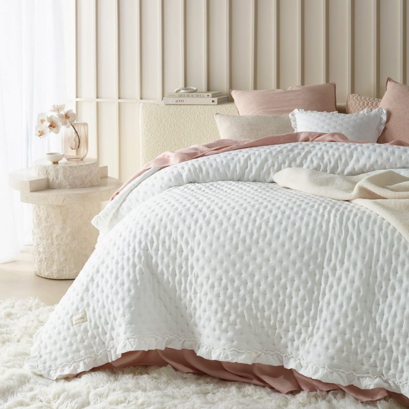 Prehoz na posteľ Molly bielej farby s volánom 200 x 220 cm