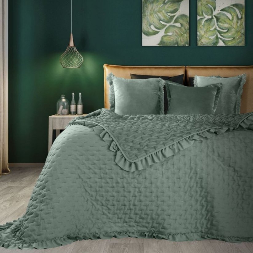 Prešívaný prehoz na posteľ s dekoračnými volánmi zelenej farby