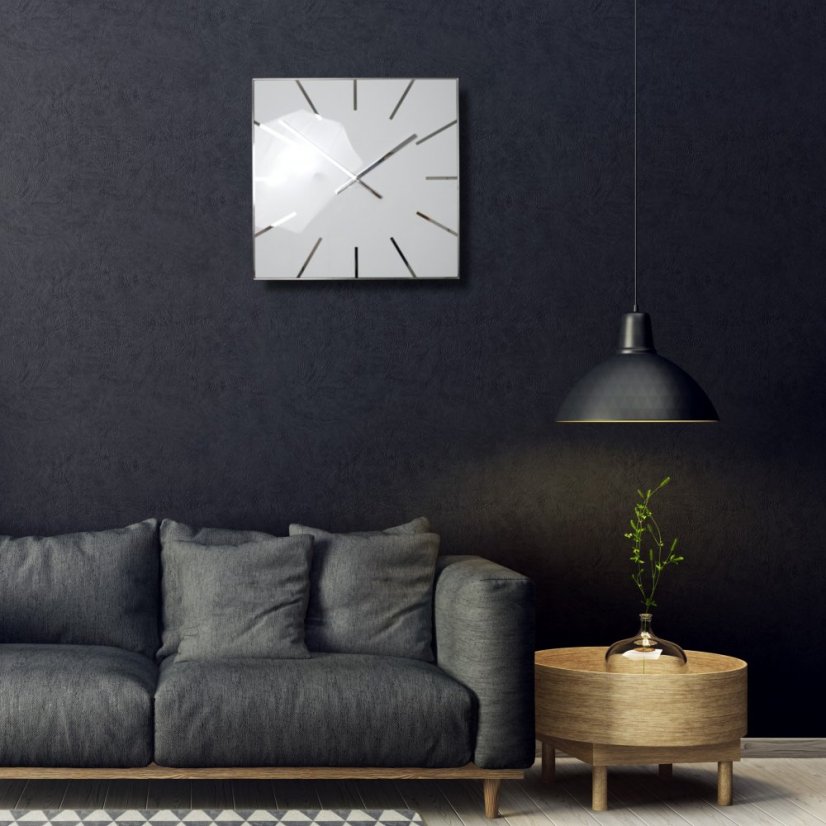 Elegantné hranaté hodiny bielej farby 