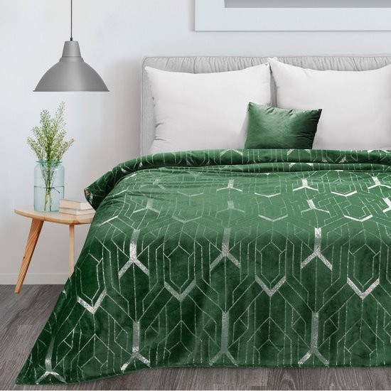 Kvalitná a hrejivá zelená deka zdobená strieborným geometrickým tvarom 150 x 200 cm 