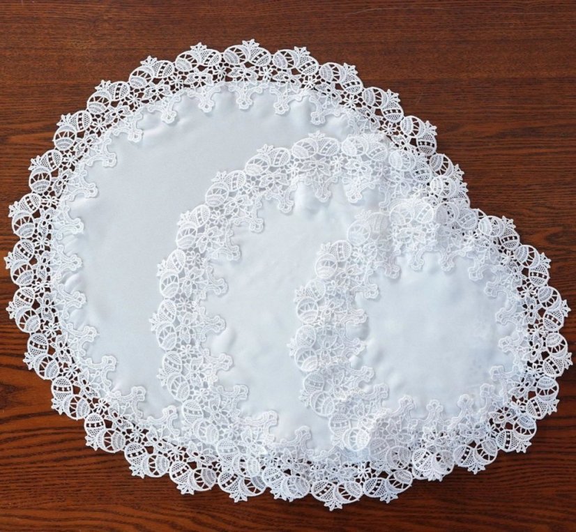 Fehér húsvéti terítő - ovális, csipkével és húsvéti tojások mintájával