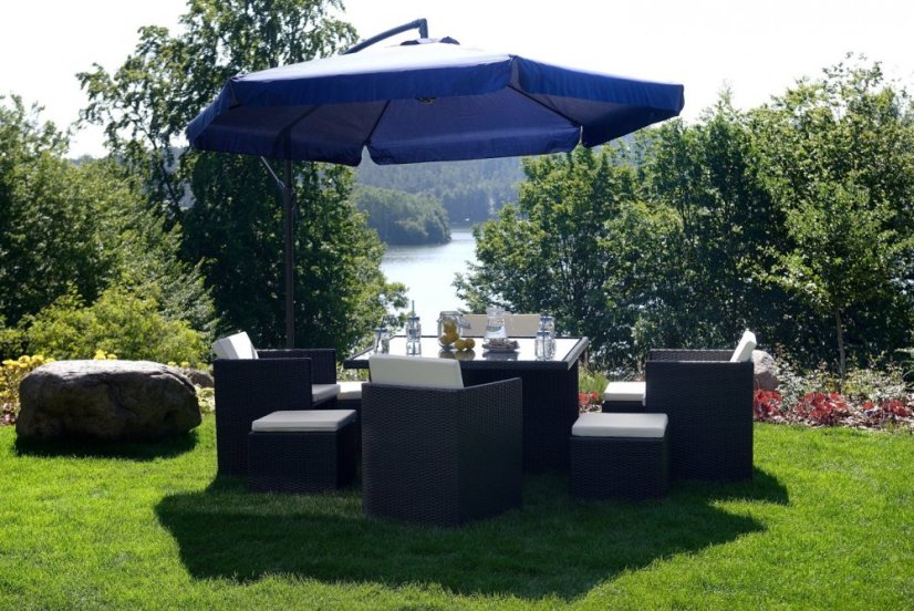 Modrý záhradný slnečník so stojanom