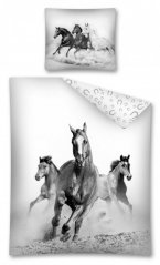 Posteľné obliečky bielo sivej farby s divokými koňmi 