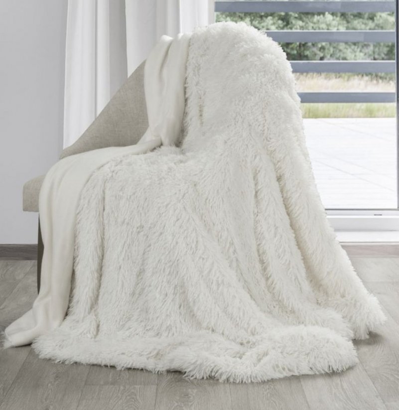 Pătură moale, păroasă, de culoare alb crem