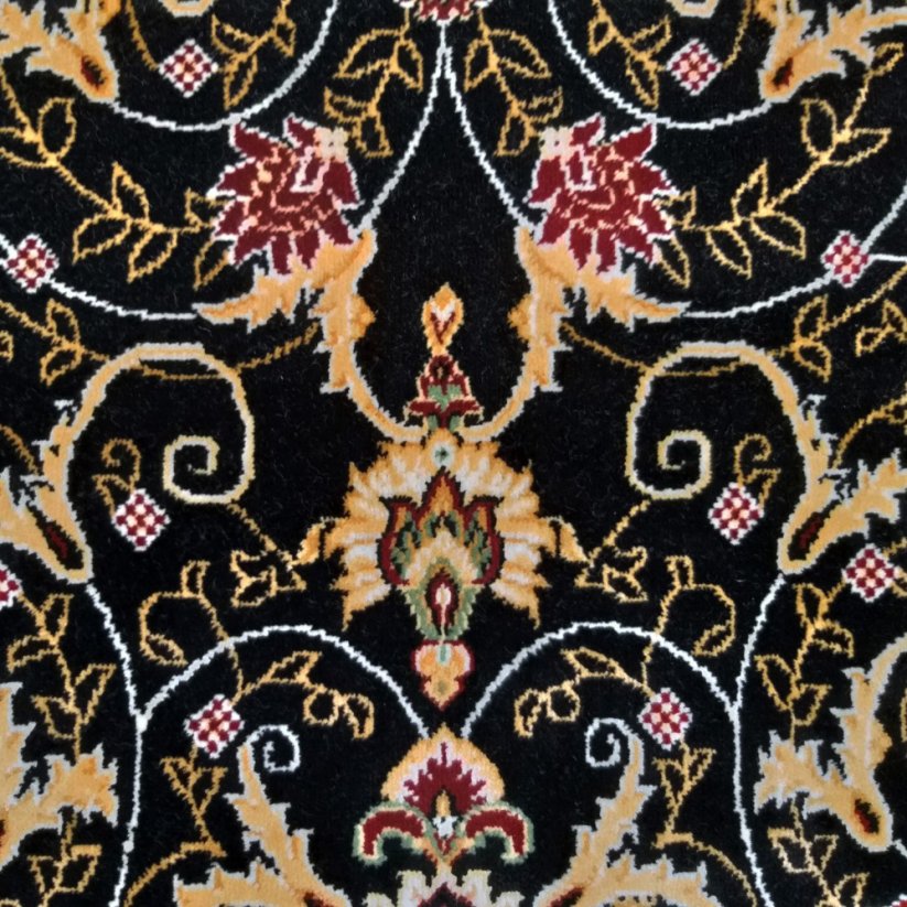 Čierny vzorovaný vintage koberec do obývačky