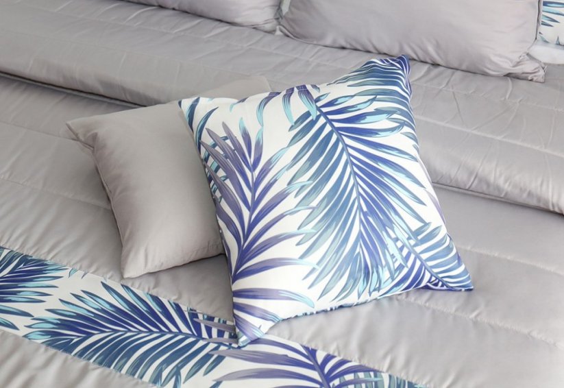Cuvertură de pat elegantă culoarea alb-albastru cu un model de frunze colorate