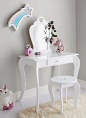 Sodobna otroška toaletna miza v beli barvi