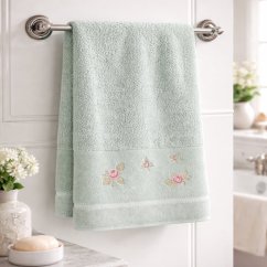 Bombažna brisača v zeleni barvi z velurnim robom in cvetlično vezenino