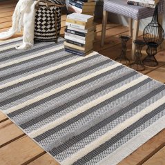 Pruhovaný škandinávsky koberec s ozdobnými strapcami