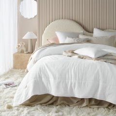 Бяла покривка за легло Noemi с пискюли 240 x 260 cm