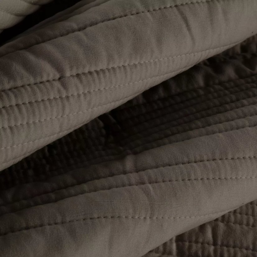 Elegáns ágytakaró TARA matt szövetből, steppelt mintával - barna színben.