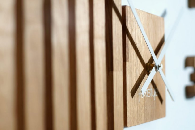 Einzigartige Wanduhr aus Holz