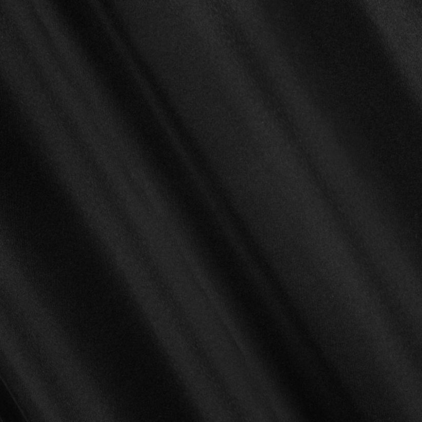 Črne enobarvne zavese, ki visijo na obročkih