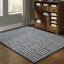 Moderní šedý koberec do obývacího pokoje se čtverci