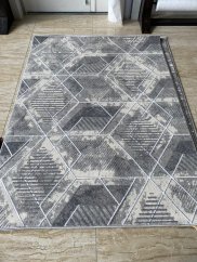 Дизайнерски килим с геометрична шарка