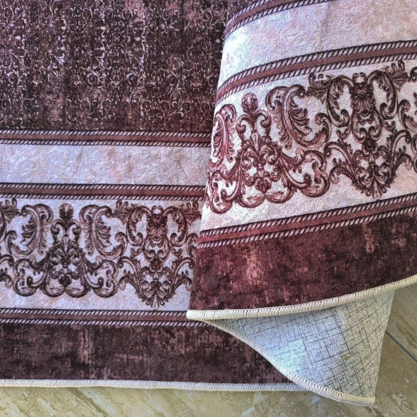 Elegantný hnedý koberec s ornamentálnym lemom