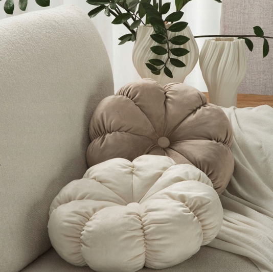 Zamatový dekoračný vankúš v tvare kvetu