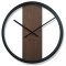 Rjava lesena stenska ura s premerom 50 cm