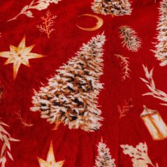 Vianočná červená deka s barančekom a motívom stromčekov – hrejivá obojstranná deka