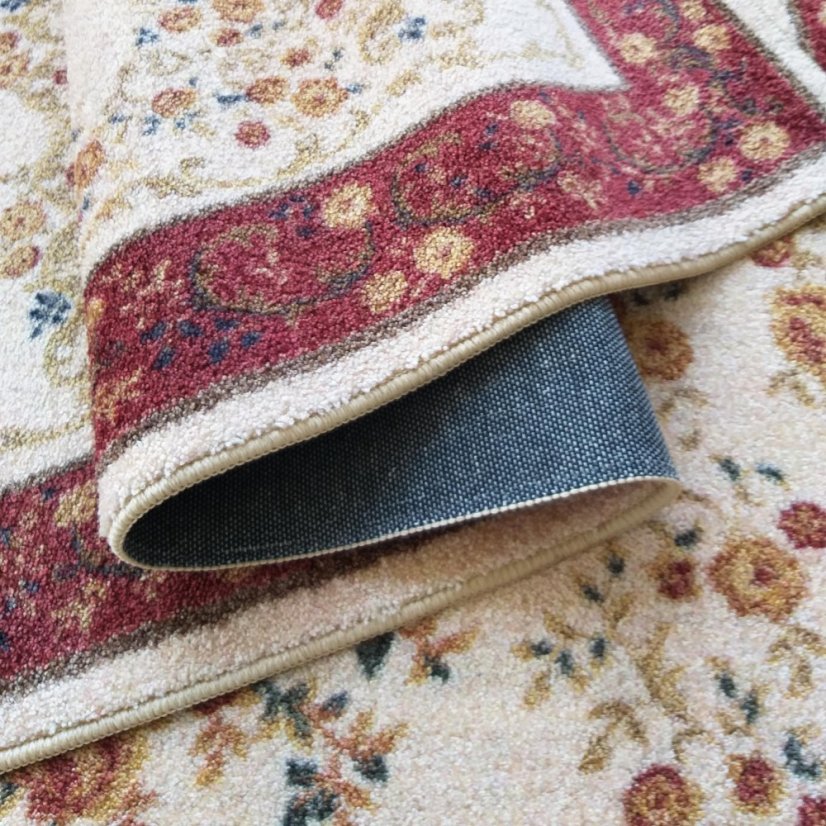 Červený kvetinový koberec vo vintage štýle do obývačky