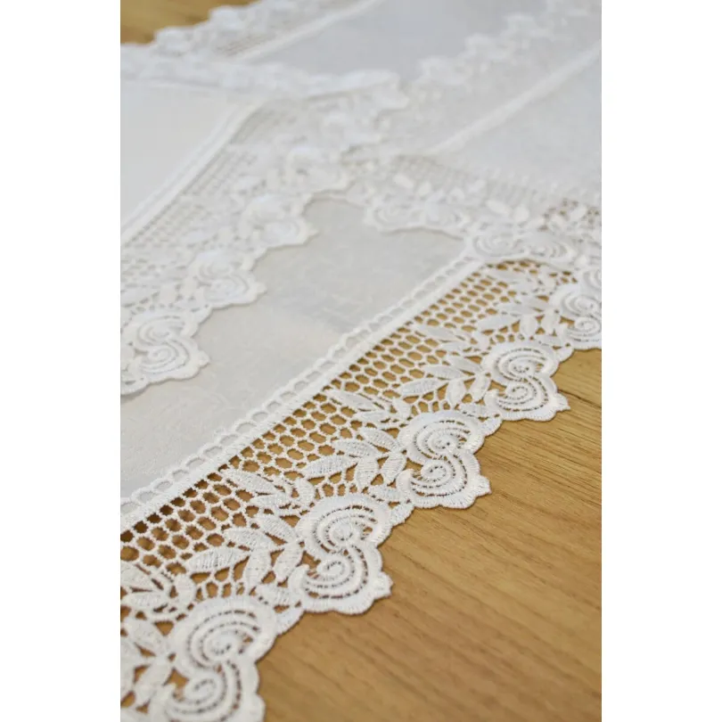 Față de masă elegantă cu țesătură fină și dantelă largă