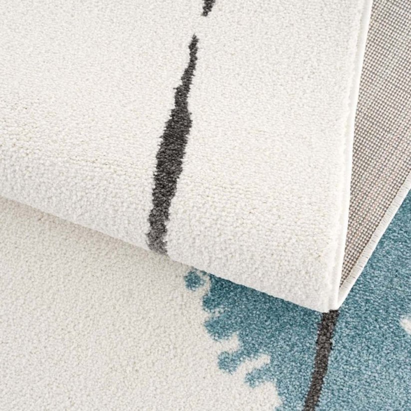 Hebký kusový koberec krémovej farby do detskej izby