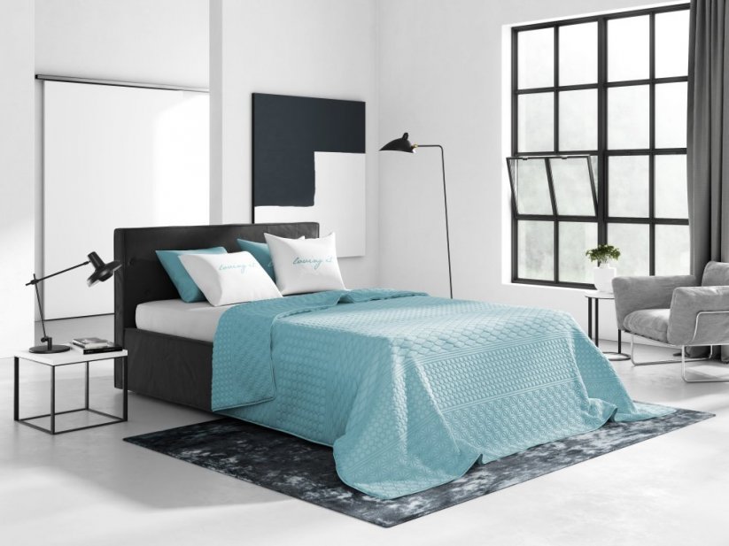Svetlo modrá prikrývka na posteľ s prešívaným vzorom