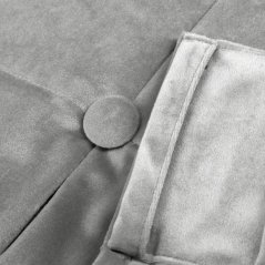 Šedý sametový závěs s ozdobným prošíváním a knoflíky v horní části