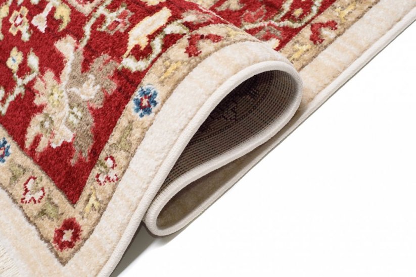 Ориенталски килим в кремав цвят