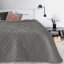Béžový vzorovaný přehoz na postel s prošíváním