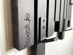 Schwarzer Wandbügel für Kleidung