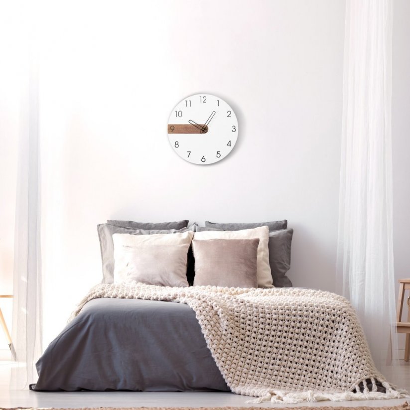 Biele dizajnové nástenné hodiny do obývačky