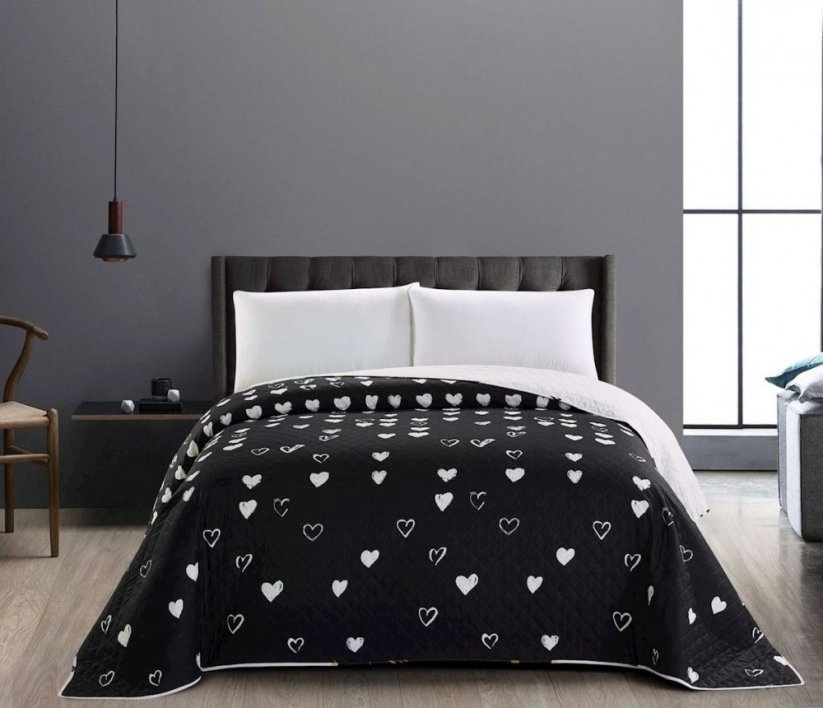 Fekete-fehér kétoldalas ágytakaró romantikus motívummal