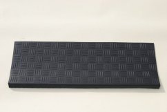 Gumová rohož na schody čiernej farby 76x26 cm