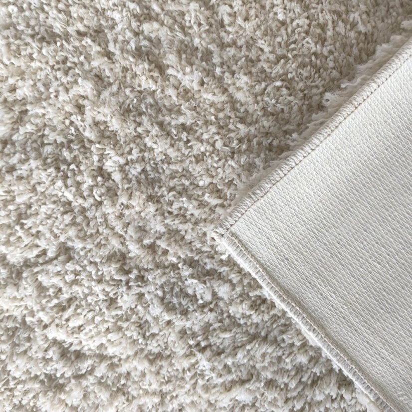 Štýlový koberec v krémovej farbe