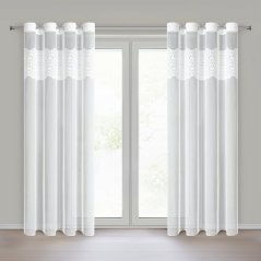 Bílá záclona s vyšívanými květy – jemná záclona na kroužky