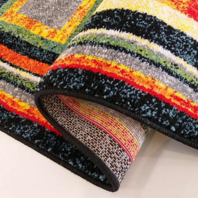 Vícebarevný koberec v moderním stylu