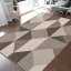 Štýlový koberec s geometrickými vzormi v hnedej farbe