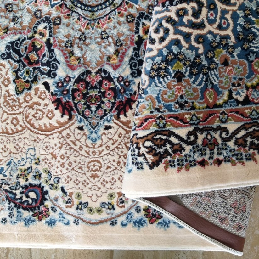 Luxusteppich mit schönem mehrfarbigen orientalischen Muster
