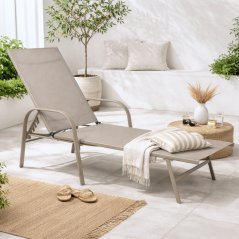 Beigefarbene Gartenliege mit verstellbarer Rückenlehne - ideal zum Entspannen