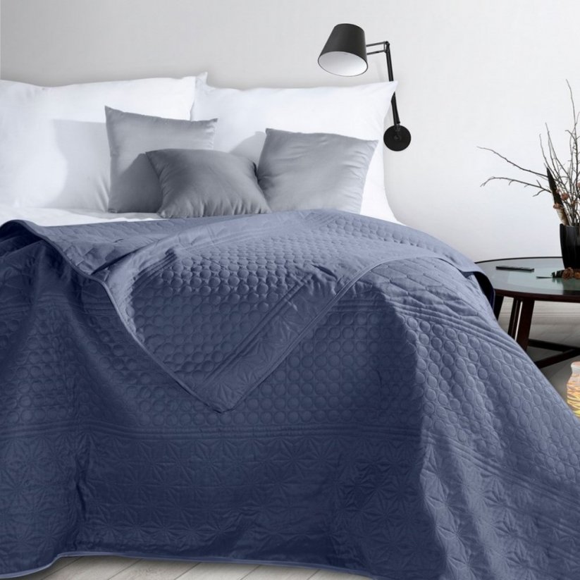 Praktikus kétoldalas ágytakaró kék ágyon